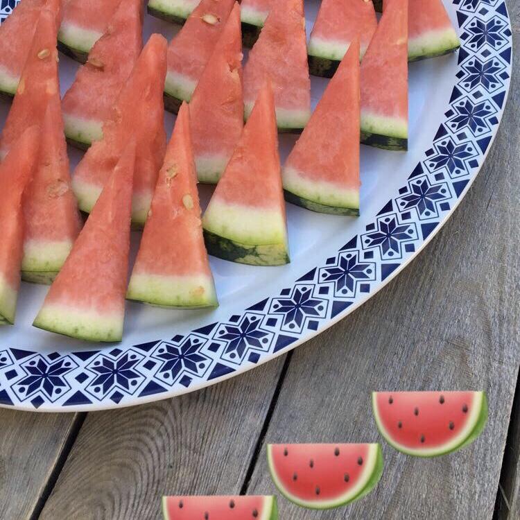 stort sett i kiwi, vannmelon og andre supersaftige frukter jeg kunne slafse i meg. Men så kom juni. Sommer, sol, stor mage. Veldig stor.