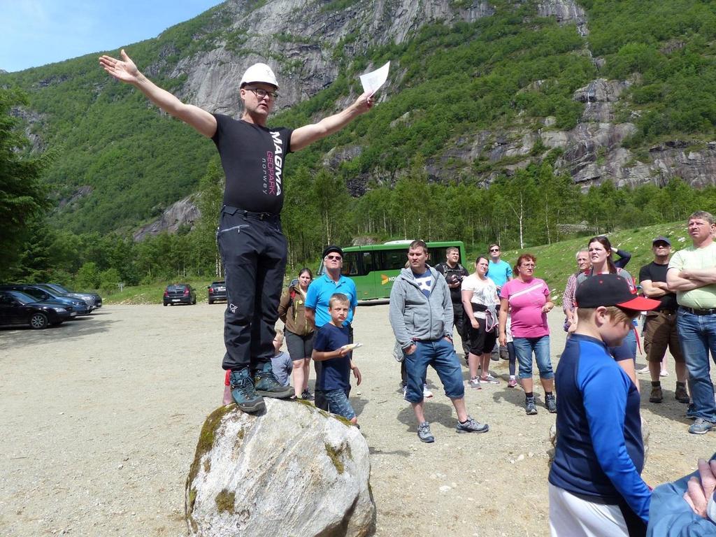 Dagleg leiar i Magma Geopark Pål Thjømøe på gruppeomvising i Geoparken. Kjelde: http://magmageopark.no/magma-geopark-guidekurs/ Areal Geopark: 2330 km 2 Innbyggjarar: Ca.