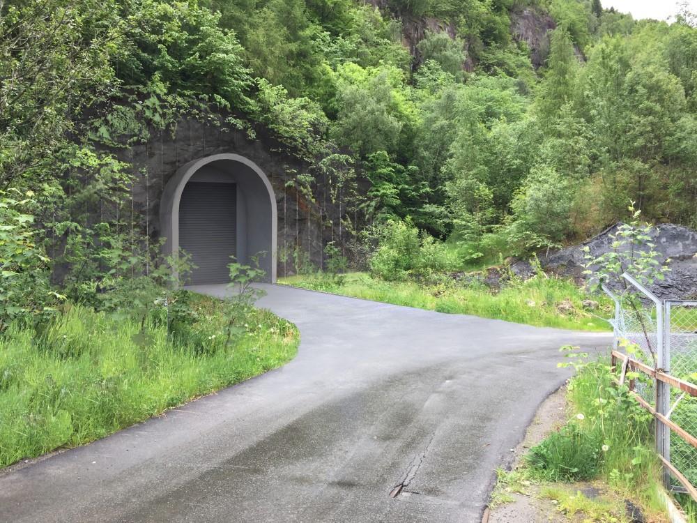 Øst alternativet skiller seg derimot ved at flomtunnelen går inne i fjellet øst for Opo, og har utløp i Hjadlakleivane.
