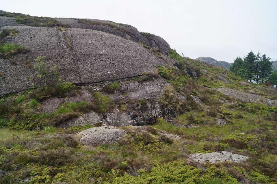 Stein og grus avsatt oppå den