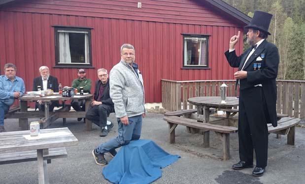 Kåringen av årets fuglekonge: Ole Snarud! Hr. Snarud felte kongemålet vel 5 timer inn i skydningen ved eget skudd.