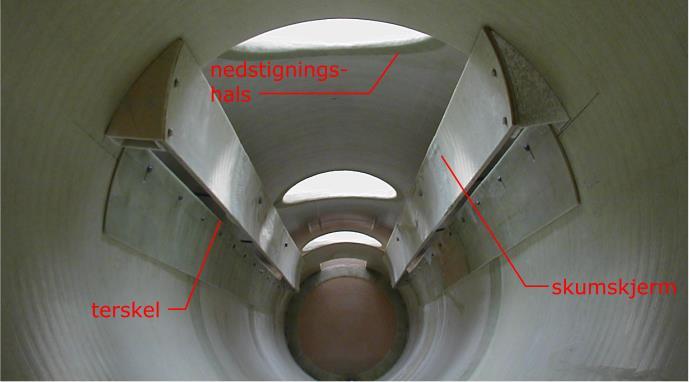 Om tanken skal forankres til en betongplate, skal det være et minimum 200 mm tykt lag av tilbakefyllingsmasse mellom tank og plate (se kapittel 8). C. Senk tanken forsiktig ned i grøften (ref.