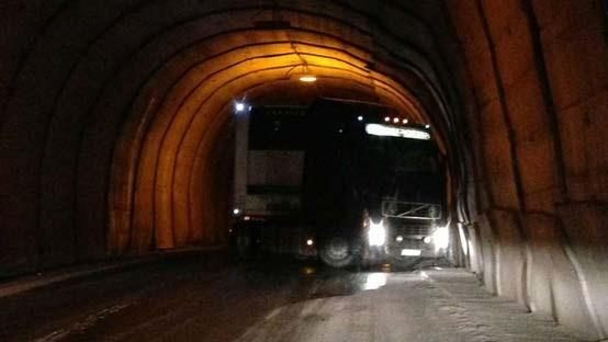 For å begrense skader, øke sikkerheten og bedre fremkommeligheten for tungtransport bør det igangsettes forsøk med styring/varsling av tungtrafikk i en eller flere smale tunneler med mye tungtrafikk.
