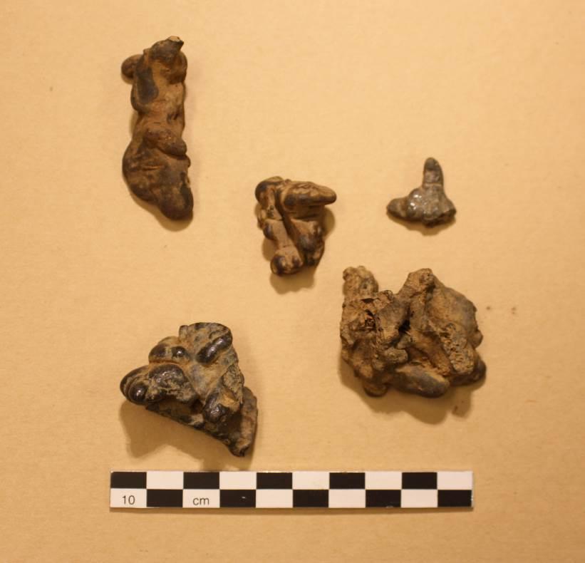 5.2 FUNNMATERIALE Slagg: Slagget som ble funnet under utgravningen i 1921 bestod av fem biter slagg i varierende størrelse. De hadde alle tydelig rennestruktur.