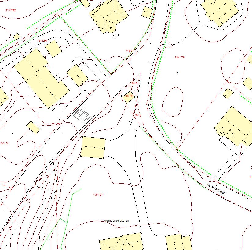 Trafo stasjon merket med rødt på PlanID 16540000 er i forslaget flyttet inn på skolens område og plassert i sørvestre hjørne av parkeringsområdet. Flyttingen skal bekostes av forslagstiller.