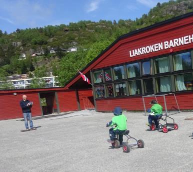 Alle barna deltok på ball i bøtte, sykkelløp, potetløp og svampekast.