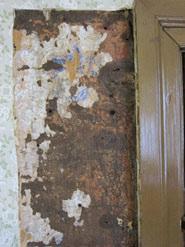 Under dette panelet fant de et lerret som viste seg å gå fra gulv til tak, det originale 1700- tallslerrettet.