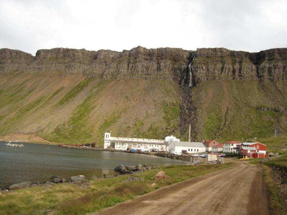 3.3.2 Djúpavík Fyrir innan Kúvíkur er þorpið Djúpavík sem er í landi Kjósar sem leigð var undir verksmiðju og önnur hús (Haukur Jóhannesson, 2009).