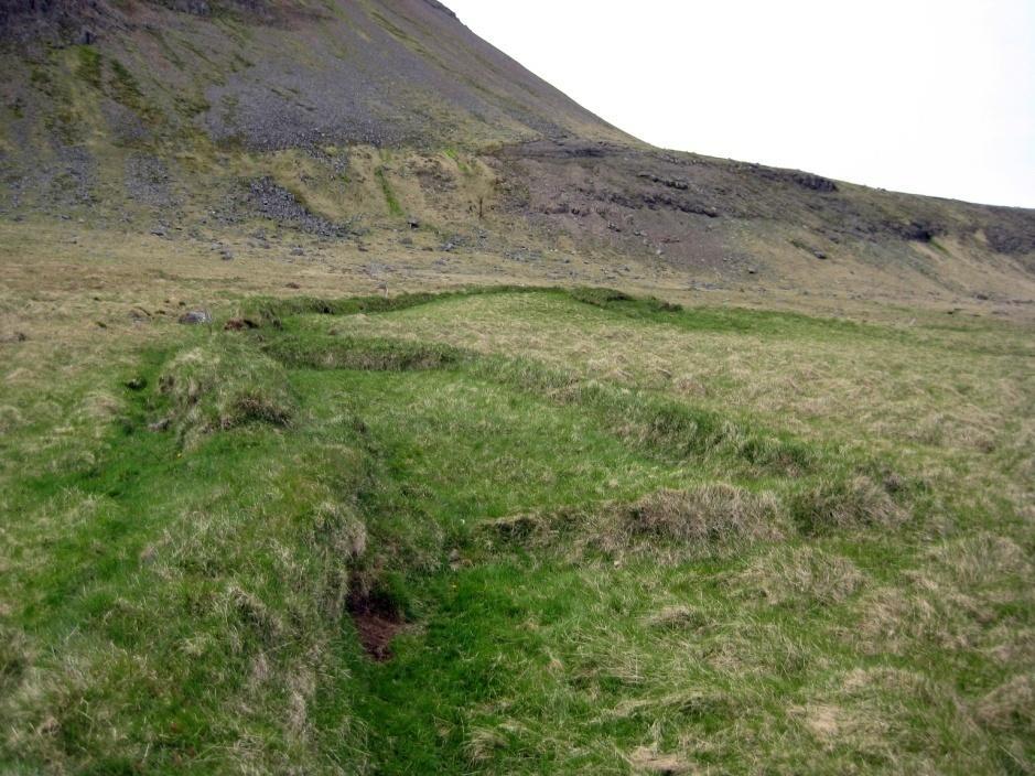 Mynd 28. Garðtóft og hesthúsminjar á Kambi. Garðurinn er um 370 m langur til suðurs og vesturs (Birna Lárusdóttir & fl., 2005).