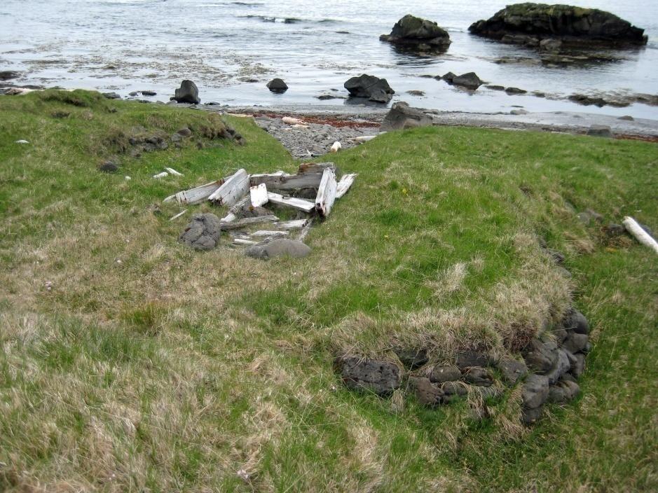 Mynd 29. Naustin, sjóbúðin og spilið í fjörukampinum á Kambi. Suður af lendingu út við Hundavogskletta er fallegt aðhald af náttúrunnar hendi er nefnist Nátthagi (Jóna Guðlaugsdóttir, 2009).