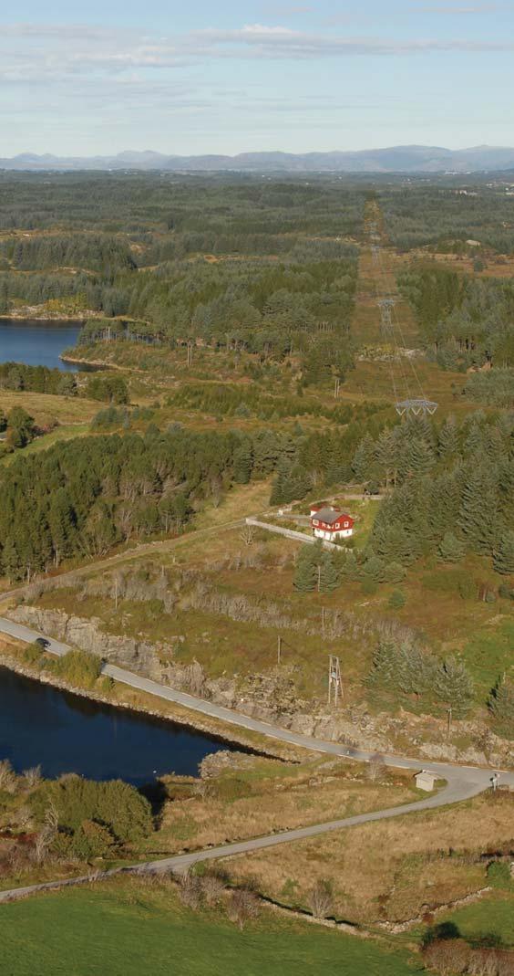 Sjøkabel legges inn fjorden og trekkes opp gjennom gårdsveg til
