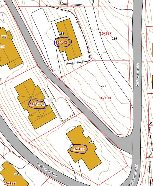 Sak 3/18 I byggesøknaden oppga ansvarlig søker at gesimshøyde var beregnet ut fra gjennomsnittlig planert terreng, og innenfor reguleringsbestemmelsene.