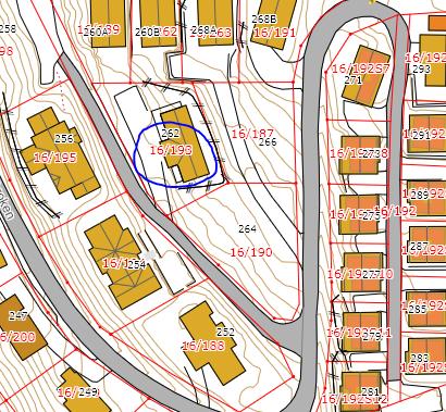 Sak 4/18 I byggesøknaden oppga ansvarlig søker at gesimshøyde var beregnet ut fra gjennomsnittlig planert terreng, og innenfor reguleringsbestemmelsene.