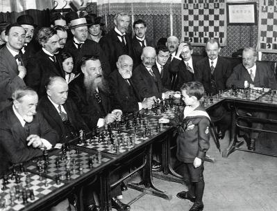 Barnestjerner Åtte år gamle Samuel Reshevsky spiller simultan mot franske sjakkmestere i 1920. (Foto: Wikimedia) Har du noen gang vunnet mot mamma eller pappa?
