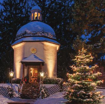 Folket i landsbykyrkja er vitne til urframføring av ein spilder ny julesong som skulle bli den mest sungne i heile verda. Her i St. Nicolai-kyrkja skjedde urframføringa julekvelden 1818.