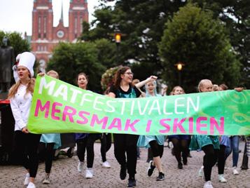 RESTAURANT-TORG På Rådhusplassen finner du festivalens restaurant-torg. Her finner du mat og smakfull drikke fra ulike restauranter. Slå deg ned og nyt!