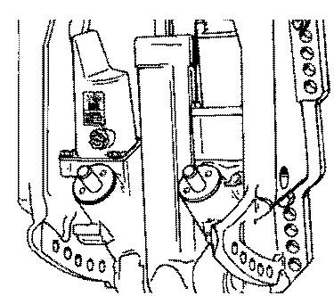 4. Smør følgende med lettolje. VEDLIKEHOLD Styrestngens dreiepunkter Smør dreiepunktene. 27876 Kontrollere powertrimoljen 1. Tilt påhengsmotoren opp til vertikl stilling, og kople inn tiltstøttespken.