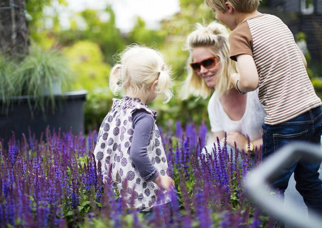 DET DU TRENGER NÅR DU TRENGER DET Enten det er blomster til hagen eller grillpølser til en kjapp sommermiddag har du det du trenger like ved.