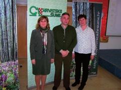 Predavači iz UŠP Koprivnica i nastavnica u OŠ u Virju Bjelovarski učenici determiniraju vrste dan zaštite šuma.