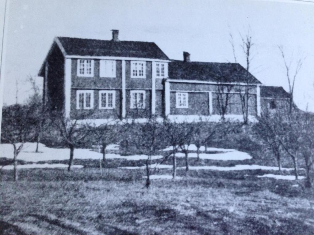 Gården var i lenge eid av Lier prestegjeld, og drevet som leilendingsgods av slekten Stokker. I 1791 ble gården overtatt av forsvaret og gjort til kompanisjefsgård.