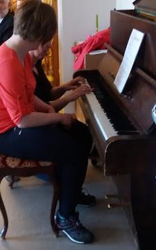 HANNE UTVIKLING 2009-2018 2009 Veldig urolig og sensitiv Fast rom Faste plasser på utstyr i rommet Synger i mikrofon og spiller på rytmeinstrumenter Triggersanger Pianoboka fra begynnelsen hver time