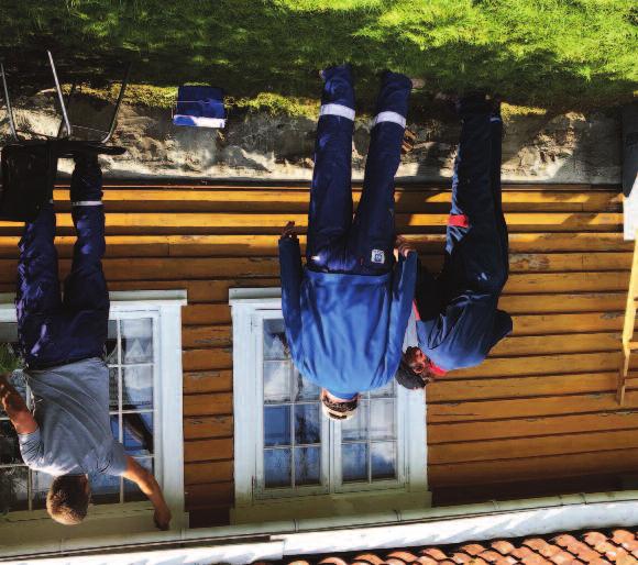 Dugnad i Vanse Foto: Liv Torunn Stave 1. Tor-Glenn Danielsen ordner takstein mens Terje Nordhassel sikrer stigen I 2.