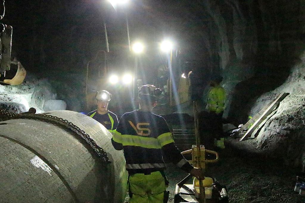 SEPTEMBER 2018 Spesialverktøy brukes for å trekke rørene sammen. De tunge betongrørene krever samarbeid mellom NOBI-transport og Vassbakk & Stol. alltid så lett å være tidlig ute, erkjenner formannen.