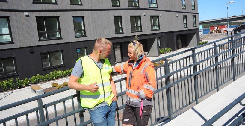 - I utgangspunktet ønsket vi børstet betong, men så mange tekniske installasjoner under bakken, gjør at det er et trygt valg med betongheller, for fremtidig drift og vedlikehold, sier Charles Hazell