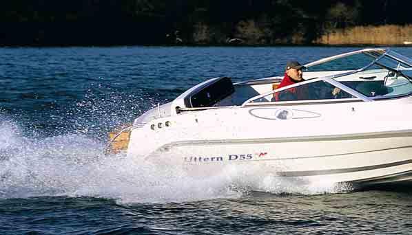 DayCruiser D55 REISE PÅ FØRSTE KLASSE Vil du kjøre båt med VIP-følelse? Uttern D55 er en av markedets mest populære daycruisere. Den er bygget for høy komfort og har god plass til hele familien.