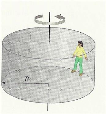 Den eneste kraften som virker på satellitten er gravitasjonskraften.