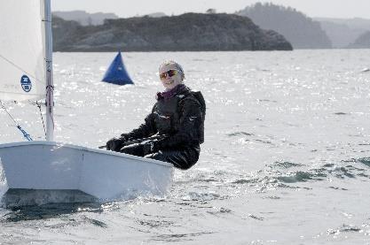 Hjellestad har en flott skjærgård og et flott seilmiljø, som vi ønsker flere skal få lov til å bli kjent med. Kursene starter etter påske og avsluttes før vinterferien.