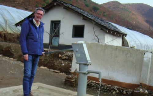 NORD-KOREA NORD-KOREA 1 2 NORD-KOREA Jeg så hjelpen komme frem i Nord-Korea 1. Alf Uttberg ved en vannpumpe som sørger for rent vann til drivhusene. 2. Gjennom CFK gjøres det rapport om fremgangen i drivhusene.