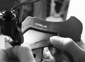 Sika Footwear er et dansk selskap som tok sine første spede skritt i 1870. Ikke at alder i seg selv er lik kvalitet, men det er vanskelig å argumentere snart 150 års erfaring og finpussing.