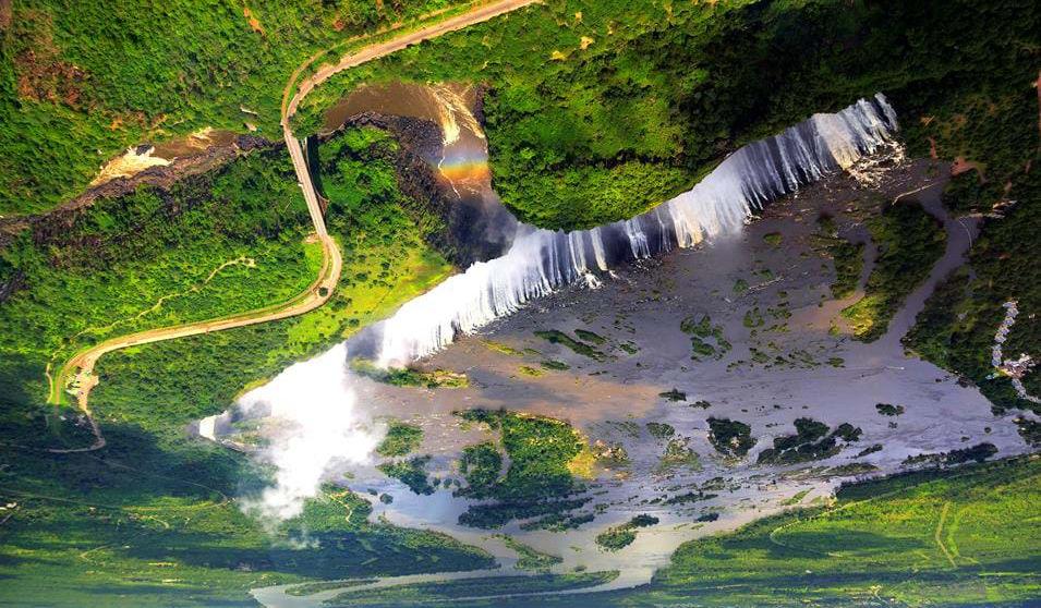 Victoriafallene, Zimbabwe - Safari i Botswana (ikke inkludert), som gir god mulighet til å oppleve Victoriafallenes enorme størrelse.