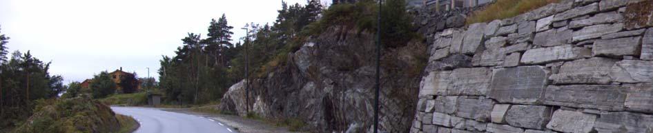 2,8 3 meter breitt. Bildet over viser fortau slik det er bygt frå Solbakken og vestover. Skilt og lysmaster står i grøfta. Fortauet er avskilt frå vegen med kantstein.