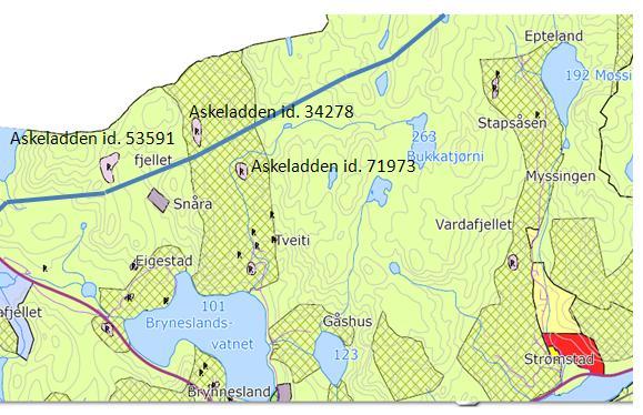 Figur 7-5 Utsnitt fra Eigersund kommunes arealdel viser plasseringen av de tre gårdsanleggene på Tveiti og hvordan linjen (blå strek) omtrent vil gå i forhold til dem.