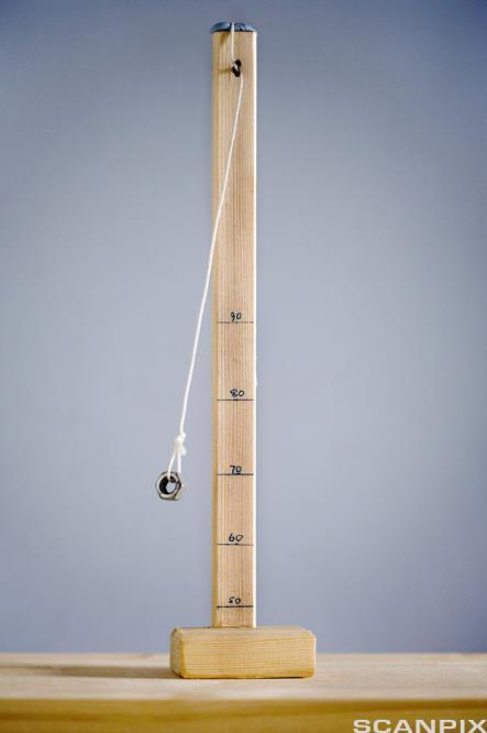 Husk at snorlengden måles fra opphengningspunktet til midt i pendelkulen. Mål svingetiden for pendelen ved forskjellige snorlengder. La snorlengden variere fra 0 til 4 meter.