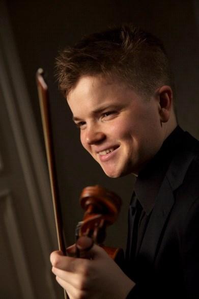 Mons Michael Thommesen. Mons Michael kommer fra Lillehammer og begynte å spille fiolin på Lillehammer kulturskole.