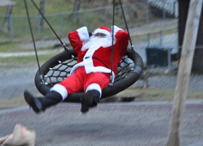 Da det nærmet seg jul kom nissen på besøk, og vi så han tøyset utenfor vinduene.