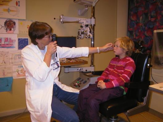 Ved retinoskopi på de minste barna er det lettest å holde prøveglass foran, fordi prøvebrille ofte rives av uansett så er det vanskelig hvis barnet snur seg bort el kniper igjen øynene da får man