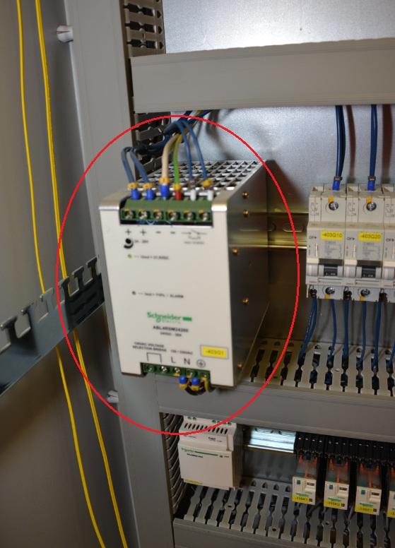 Møre Trafo Trafo/strømforsyning Bildet viser en transformator som står i en fordelingstavle.