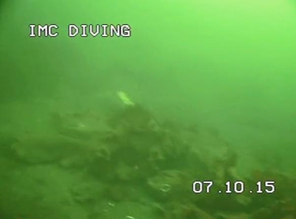 Dykkerne fra IMC fortalte at de for noen år siden hadde vært med på å spyle fram en avløpsledning som går fra land og ut mot Puddefjorden i grensen mellom felt 3 og 4 (IMC Diving, 2015).