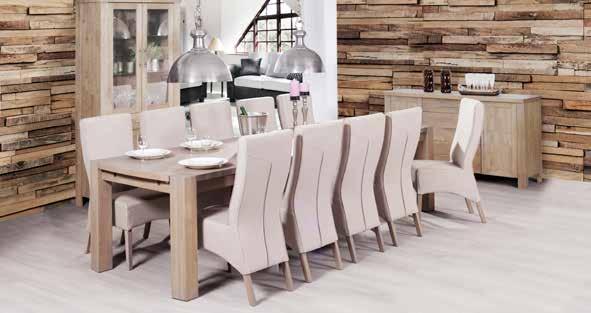 DUE SPISESTOL Her vist i stoff Bella beige. 1.990,- MAAKE VITRINESKAP Mål: 103x45 h:198 cm. 19.