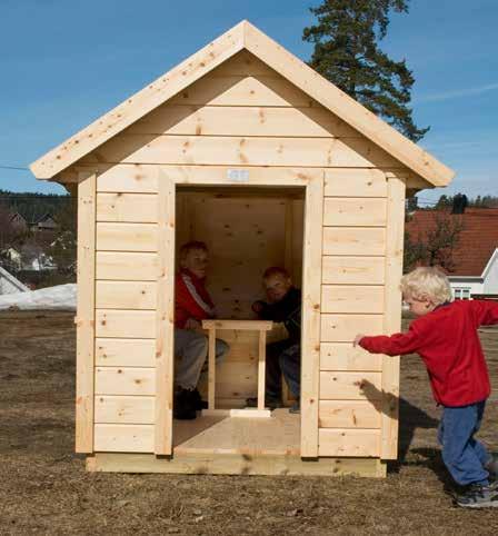 Lekehytte med butikkvinduer Mål: (lengde / bredde / høyde) : ca 190/150/200cm Gesimshøyde 130 cm Dør: 60 cm x 115 cm. Takvinkel: 35 grader. Åpen dør og vindusløsning.