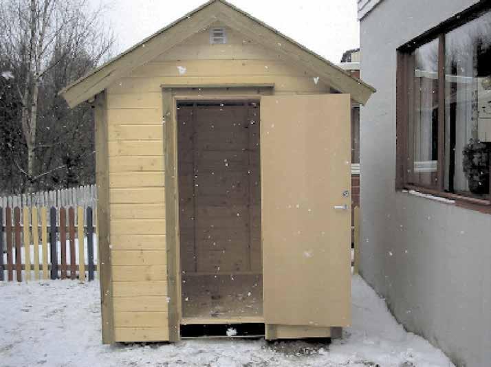 Bod Redskapsbod 2 x 2 meter. Innvendig ståhøyde 2 meter. Kledning 6 impregnert dobbelfalset kledning. Kryssfiner undertak. 6 vestlandskledning, impregnert yttertak. Dør 0.75 m x 2.0 m.