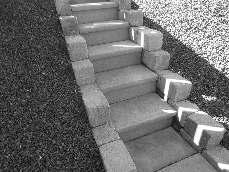 Juster trappetinnet ved hjelp av vater. Bruk singel eller flate steiner under trappetrinnets bakkant. 10.