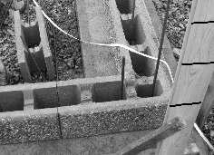 Ved bruk av Aas Forskalingsblokk brukes Aas Såleblokk som fundament. Se veiledning side 6. Husk fundament under bakkenivå. Se veiledning side 6. 2. Plasser ut hjørnestolper der muren skal stå.