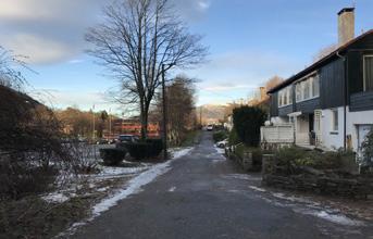 Dette inkluderer også området Storetveitvegen 86 98 som delvis er benyttet til næring. Under utbygging av Fantoftåsen ble krav om villabebyggelse lagt til grunn.