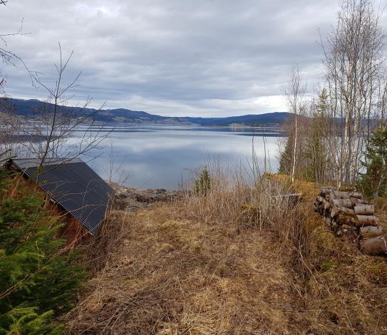 400 meter etter grusvegen. Følg «17 i Selbu»-pil ned til sjøen.