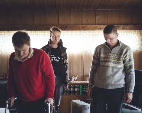 Vedlegg 1 VG (artikkel 07.10.2018) BRØDRE: (F.v) Arvid, Lars Peder og Magnus Holøyen samlet hjemme hos moren i Tolga.